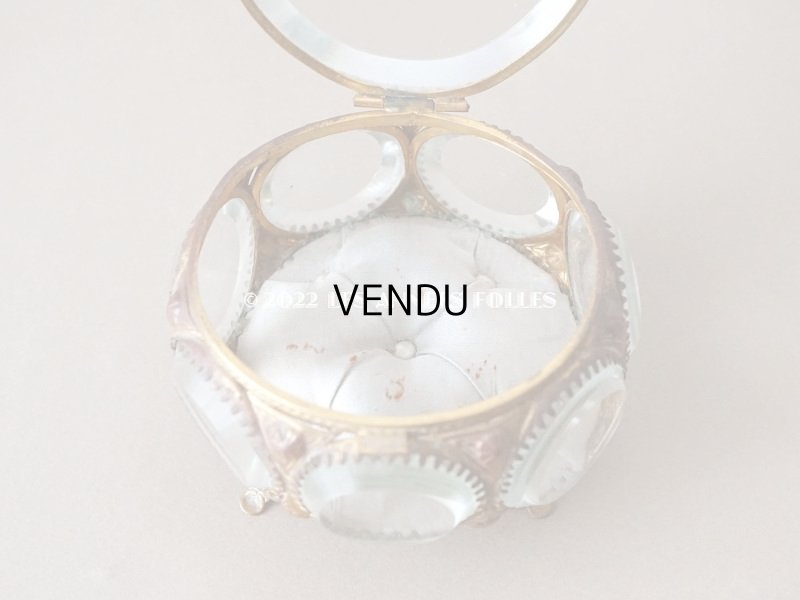 画像9: 19世紀末 アンティーク ジュエリーボックス パウダーブルーのクッション ラウンド型 ロカイユ装飾の脚