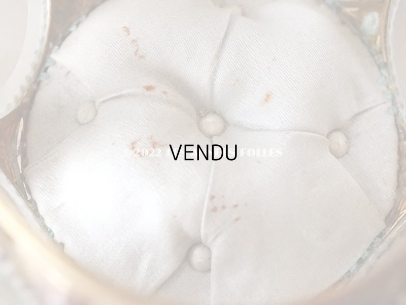 画像11: 19世紀末 アンティーク ジュエリーボックス パウダーブルーのクッション ラウンド型 ロカイユ装飾の脚