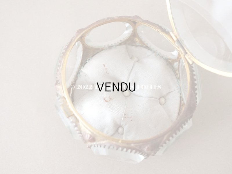 画像10: 19世紀末 アンティーク ジュエリーボックス パウダーブルーのクッション ラウンド型 ロカイユ装飾の脚