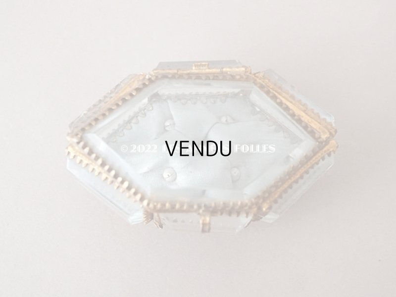 画像8: 19世紀末 アンティーク ジュエリーボックス 6角形　グレイッシュブルーのシルク製クッション