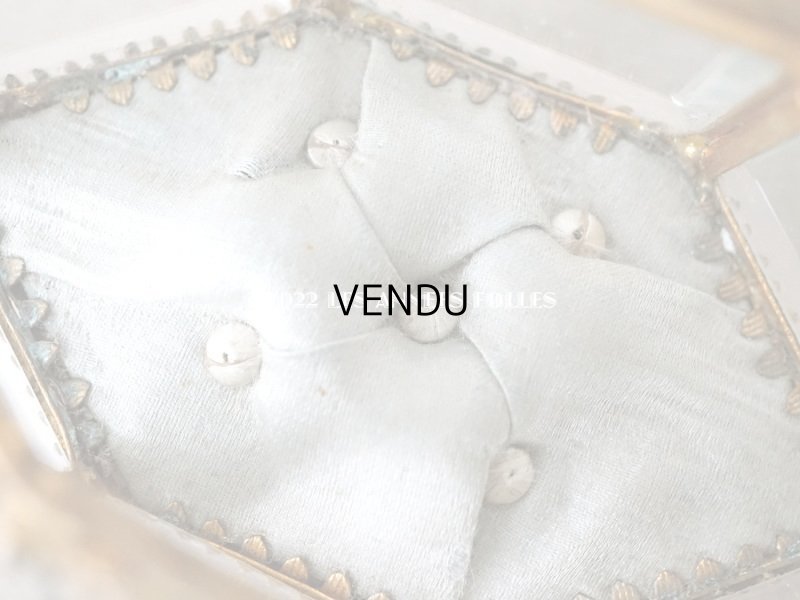 画像14: 19世紀末 アンティーク ジュエリーボックス 6角形　グレイッシュブルーのシルク製クッション