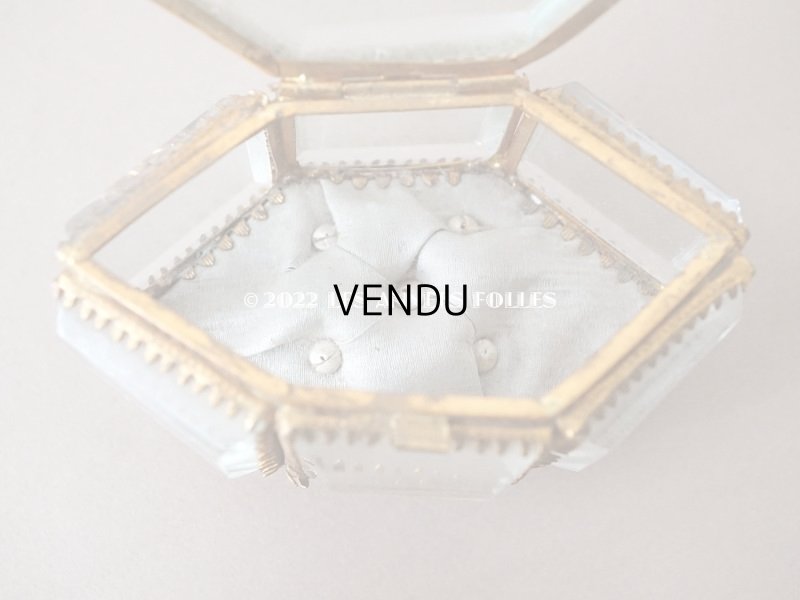 画像13: 19世紀末 アンティーク ジュエリーボックス 6角形　グレイッシュブルーのシルク製クッション