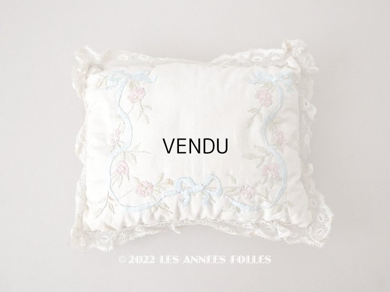 画像1: 19世紀末 アンティーク サシェ 小さなクッション リボン＆花のガーランド 香り袋 手編みのヴァランシエンヌレース