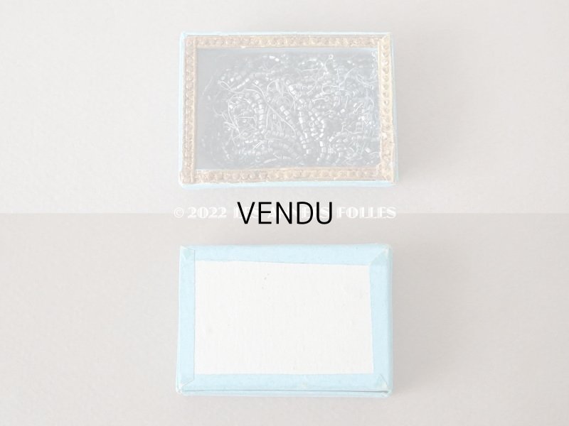 画像3: アンティーク ガラスの蓋の紙箱 ビーズ入り ブルー