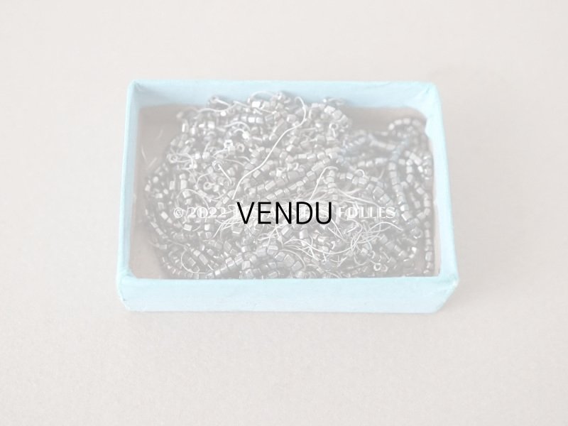 画像8: アンティーク ガラスの蓋の紙箱 ビーズ入り ブルー