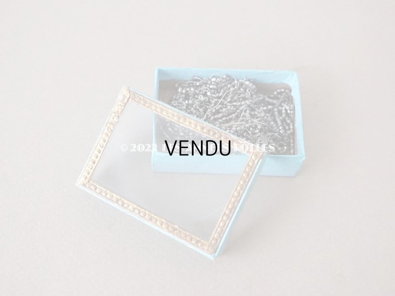 画像6: アンティーク ガラスの蓋の紙箱 ビーズ入り ブルー