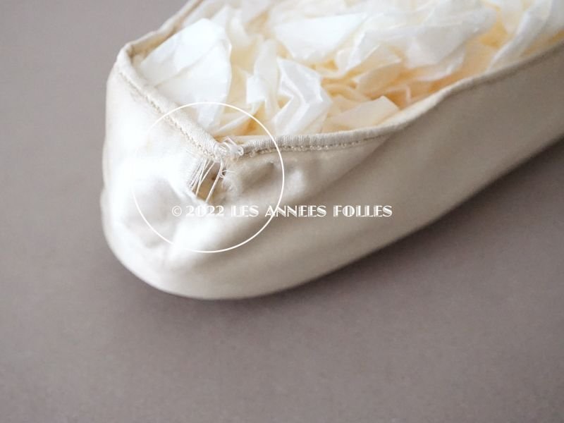 画像7: 1820年代 未使用 アンティーク シルクサテンのウエディングシューズ ポンポン付き オフホワイト　