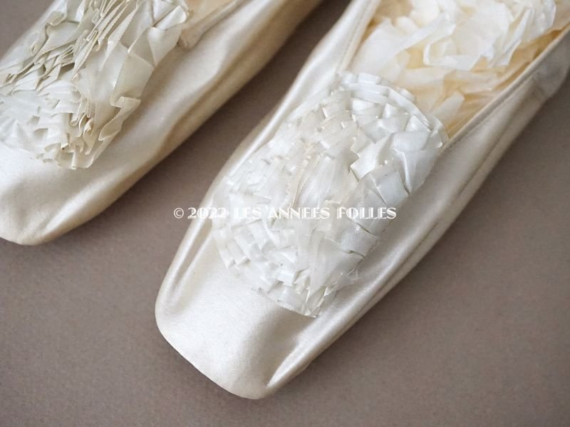 画像6: 1820年代 未使用 アンティーク シルクサテンのウエディングシューズ ポンポン付き オフホワイト　