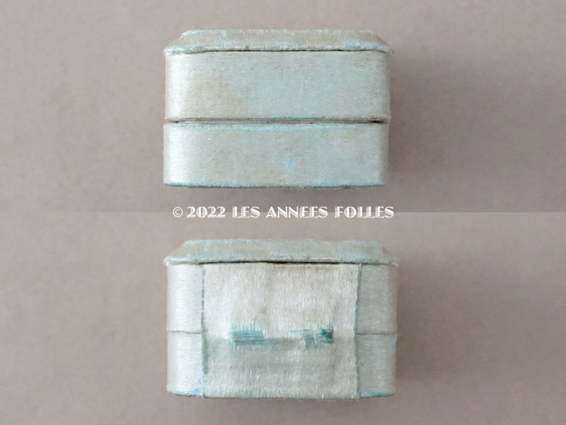 画像4: 1900年頃 アンティーク  シルクサテンのリングボックス 金彩のイニシャル入り　ジュエリーボックス  パウダーブルー