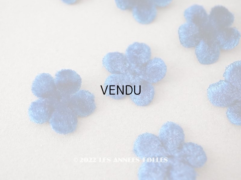 画像1: ＊蚤の市＊アンティーク 布花材料  ベルベットの花びらのセット 11ピースのセット 青 17mm