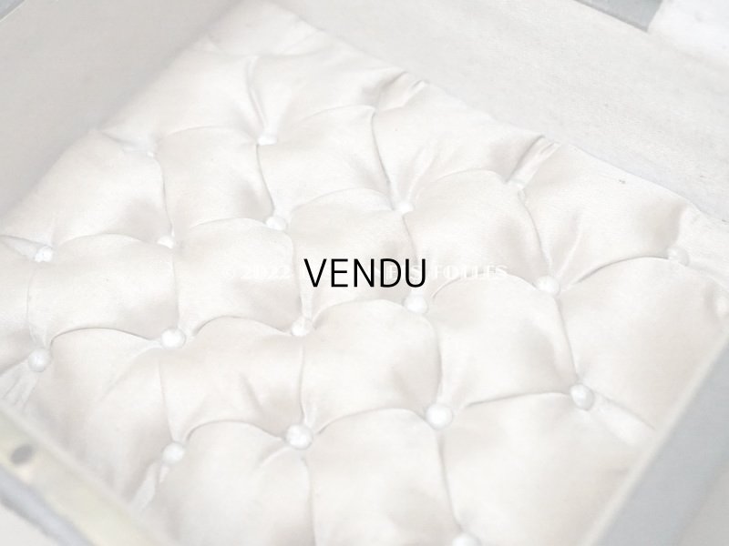 画像9: アンティーク 本革製 ジュエリーケース グレーベージュのシルク製クッション