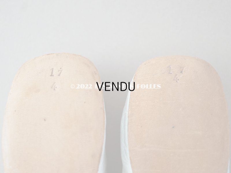 画像4: アンティーク ベビーシューズ 淡いブルーのシルク製ポンポン付