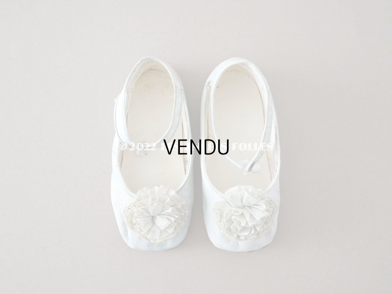 画像11: アンティーク ベビーシューズ 淡いブルーのシルク製ポンポン付