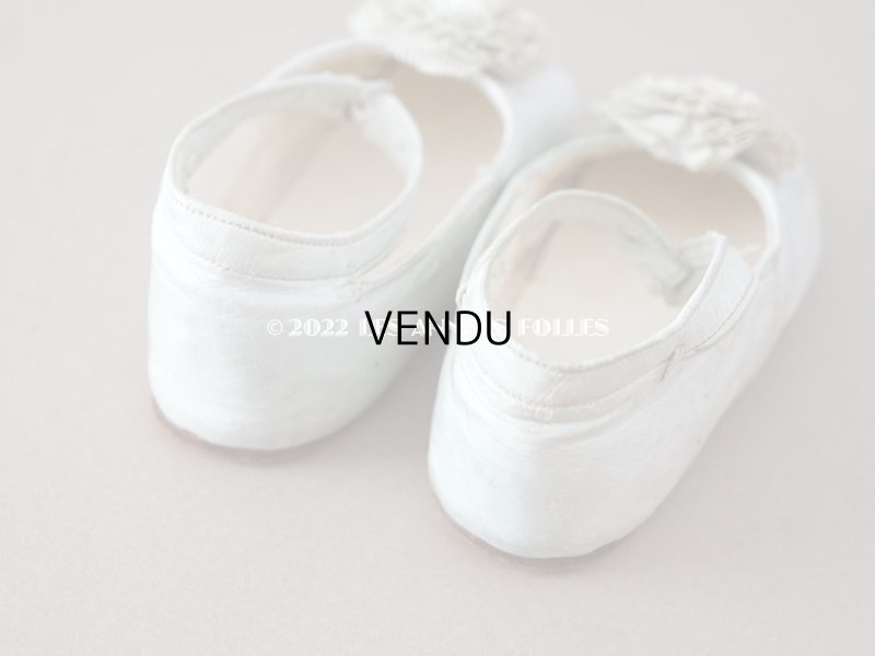 画像10: アンティーク ベビーシューズ 淡いブルーのシルク製ポンポン付