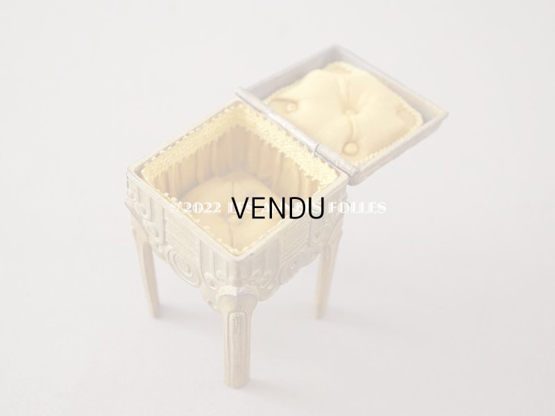 画像10: 1920年代 アンティーク 栗鼠のジュエリーボックス  マスタードカラーのシルク製クッション