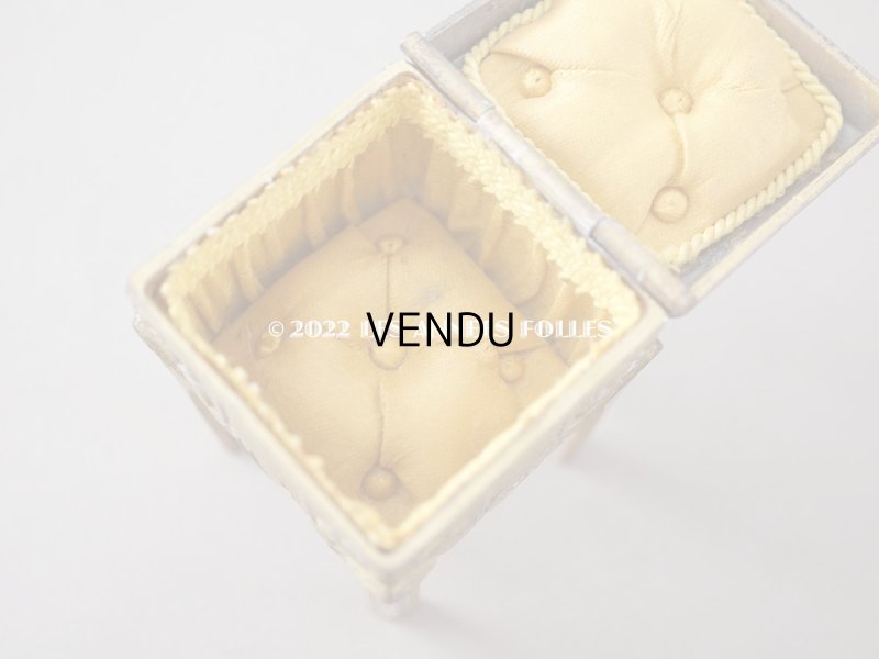 画像12: 1920年代 アンティーク 栗鼠のジュエリーボックス  マスタードカラーのシルク製クッション