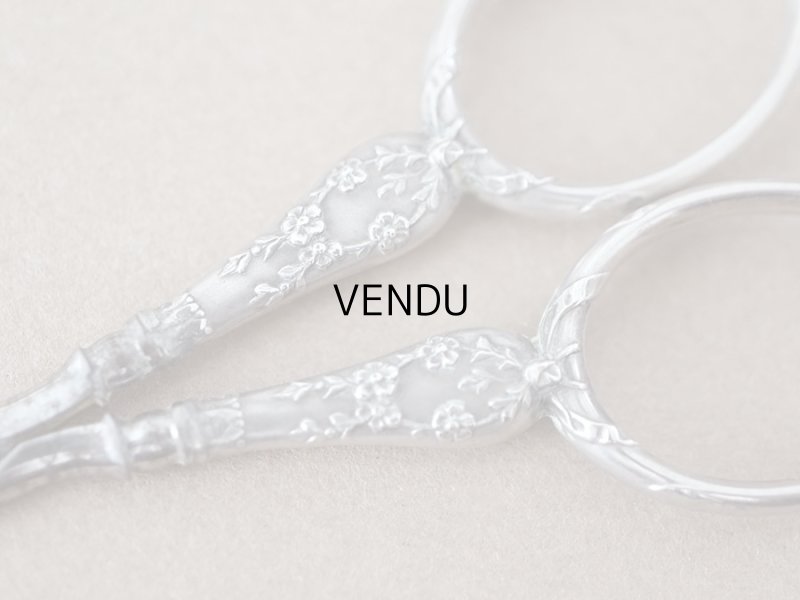 画像12: 1900年頃 アンティーク シルバー製 リボン&花のガーランド ソーイングセット 裁縫道具