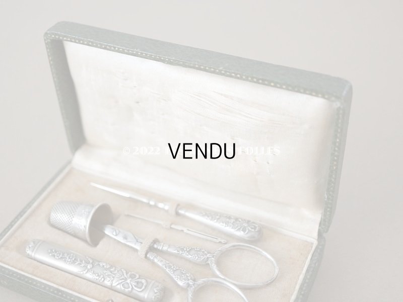 画像3: 1900年頃 アンティーク シルバー製 リボン&花のガーランド ソーイングセット 裁縫道具