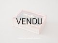1900年代 アンティーク 未開封 ガラスの蓋の紙箱 ゴールドのスパンコール1000ピース入り - AUX GALERIES LAFAYETTE -