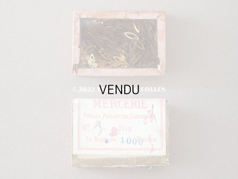 画像3: 1900年代 アンティーク 未開封 ガラスの蓋の紙箱 ゴールドのスパンコール1000ピース入り - AUX GALERIES LAFAYETTE -