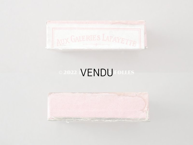 画像4: 1900年代 アンティーク 未開封 ガラスの蓋の紙箱 ゴールドのスパンコール1000ピース入り - AUX GALERIES LAFAYETTE -