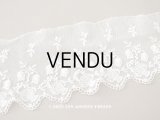 アンティーク 鈴蘭の刺繍入りレース　エクリュ　104cm