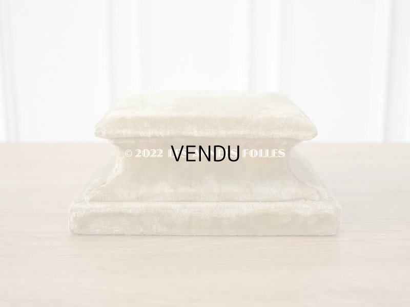 画像3: 1900年代 アンティーク ベルベットの台座 ボンマルシェ百貨店のラベル付き カーキ