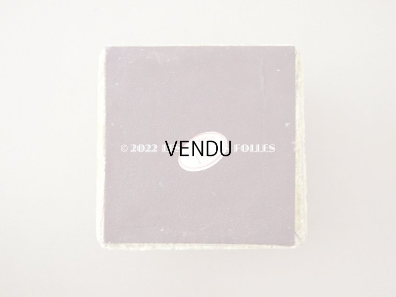 画像17: 1900年代 アンティーク ベルベットの台座 ボンマルシェ百貨店のラベル付き カーキ