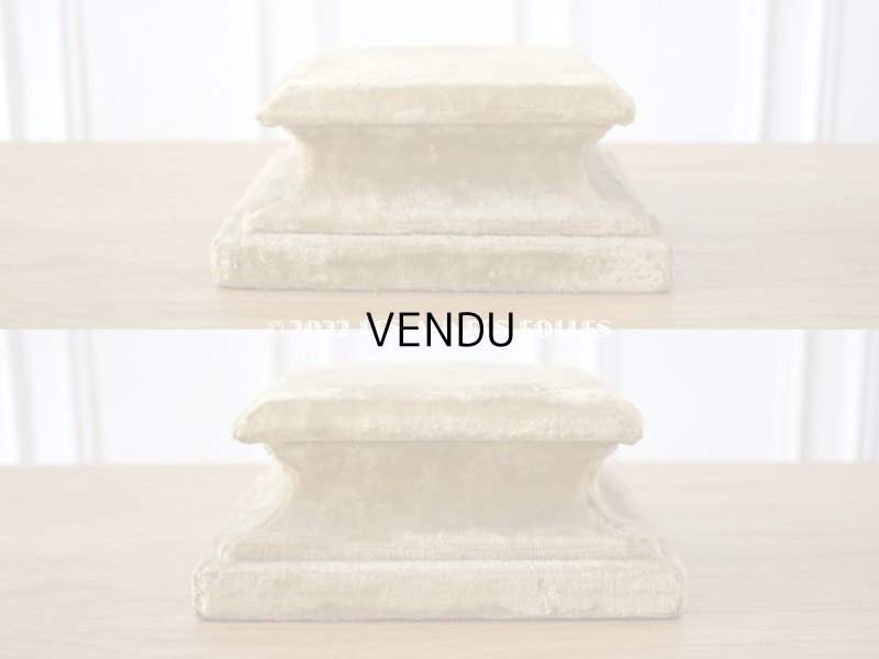 画像4: 1900年代 アンティーク ベルベットの台座 ボンマルシェ百貨店のラベル付き カーキ