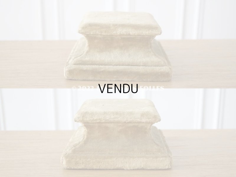 画像10: 1900年代 アンティーク ベルベットの台座 ボンマルシェ百貨店のラベル付き カーキ