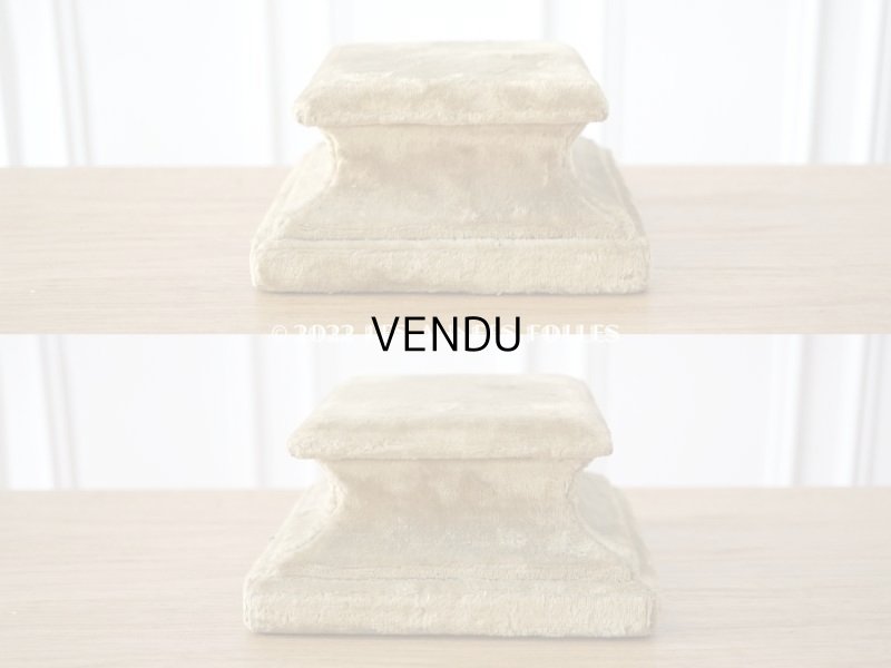 画像9: 1900年代 アンティーク ベルベットの台座 ボンマルシェ百貨店のラベル付き カーキ