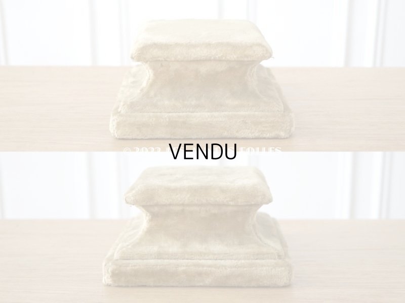 画像14: 1900年代 アンティーク ベルベットの台座 ボンマルシェ百貨店のラベル付き カーキ