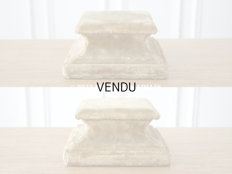 画像15: 1900年代 アンティーク ベルベットの台座 ボンマルシェ百貨店のラベル付き カーキ