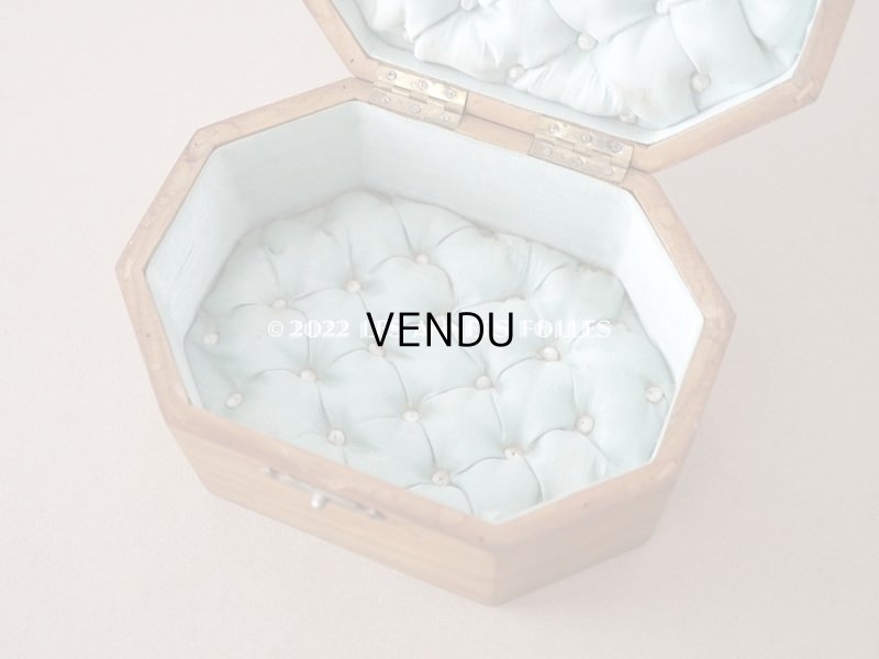 画像8: アンティーク モシュリンヌ 鈴蘭のジュエリーボックス パウダーブルーのシルク製クッション