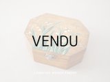 アンティーク モシュリンヌ　鈴蘭のジュエリーボックス パウダーブルーのシルク製クッション