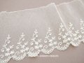 アンティーク 花の刺繍入り 幅広レース アイボリー　幅13cm