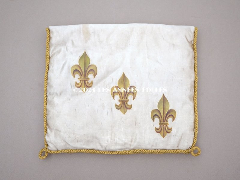 画像2: 19世紀末 アンティーク シルク製 ハンキーケース 百合の紋章 ハンドペイント