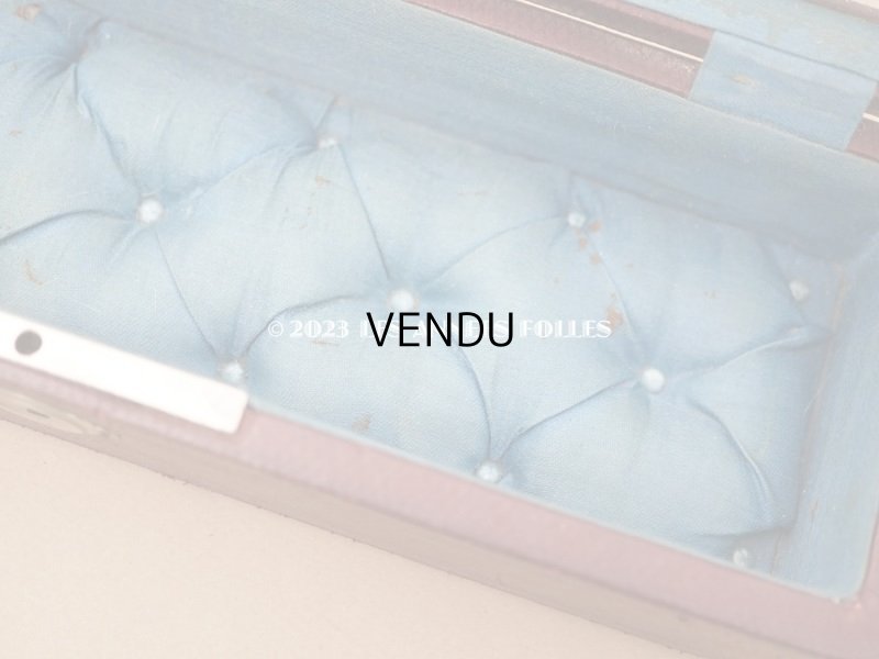 画像13: アンティーク 本革製 ジュエリーケース スモーキーブルーのシルク製クッション