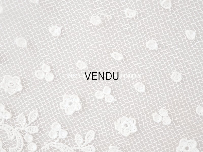 画像8: アンティーク 花の刺繍入り 幅広レース オフホワイト　42cm 幅15.7cm