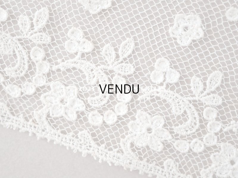 画像9: アンティーク 花の刺繍入り 幅広レース オフホワイト　42cm 幅15.7cm