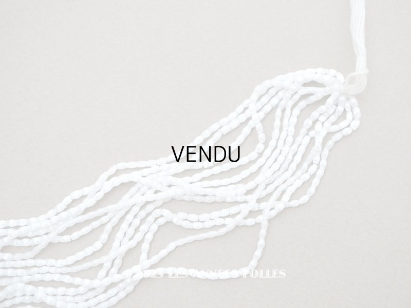 画像2: アンティーク 極小 スフレビーズ ライン入り パールホワイト サティネビーズ 約1.5×2.5mm  約600ピース