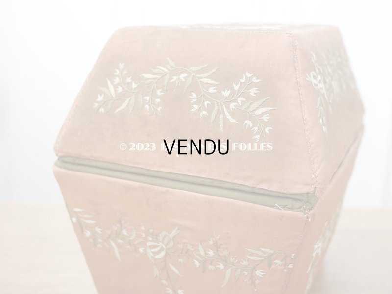 画像16: 19世紀初頭 アンティーク シルク製ボックス 王冠紋章&鈴蘭とリボンのガーランドの刺繍入り