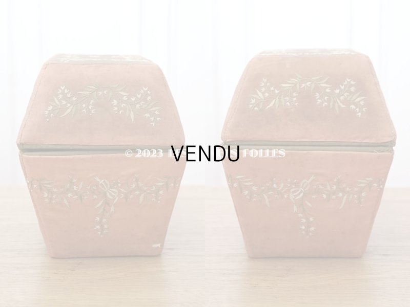 画像4: 19世紀初頭 アンティーク シルク製ボックス 王冠紋章&鈴蘭とリボンのガーランドの刺繍入り