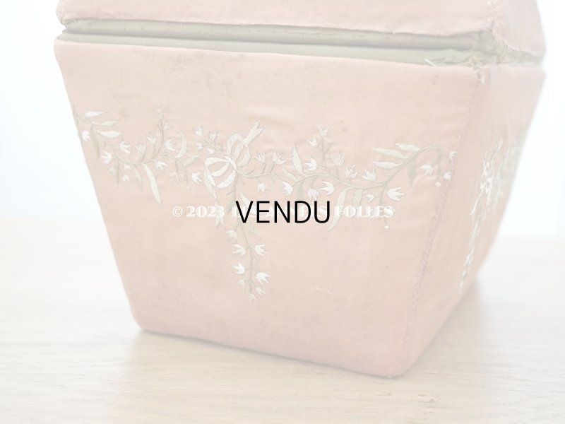 画像17: 19世紀初頭 アンティーク シルク製ボックス 王冠紋章&鈴蘭とリボンのガーランドの刺繍入り