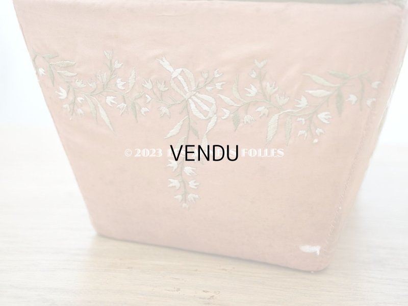画像15: 19世紀初頭 アンティーク シルク製ボックス 王冠紋章&鈴蘭とリボンのガーランドの刺繍入り
