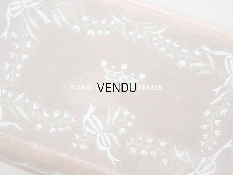 画像6: 19世紀初頭 アンティーク シルク製ボックス 王冠紋章&鈴蘭とリボンのガーランドの刺繍入り