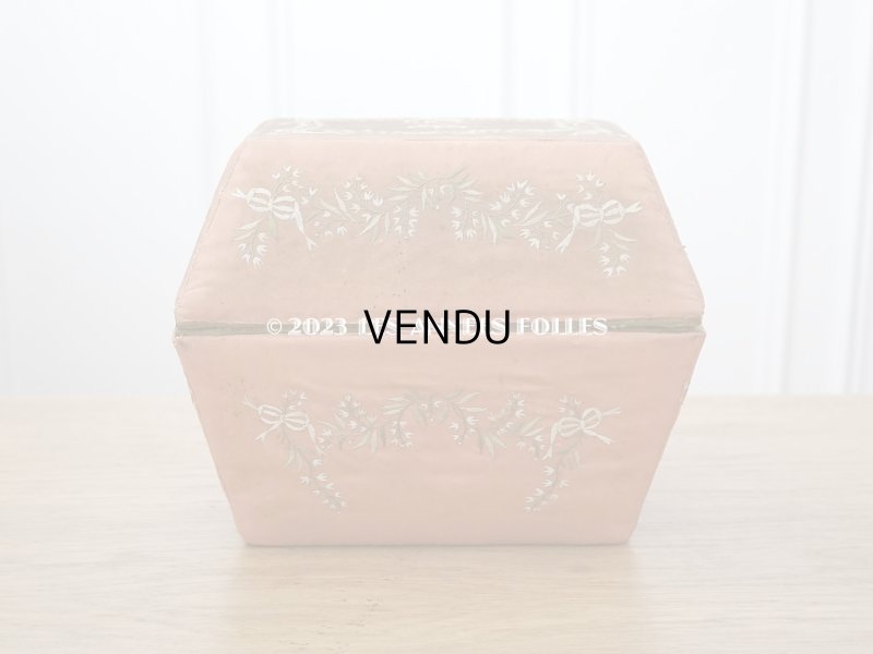 画像3: 19世紀初頭 アンティーク シルク製ボックス 王冠紋章&鈴蘭とリボンのガーランドの刺繍入り