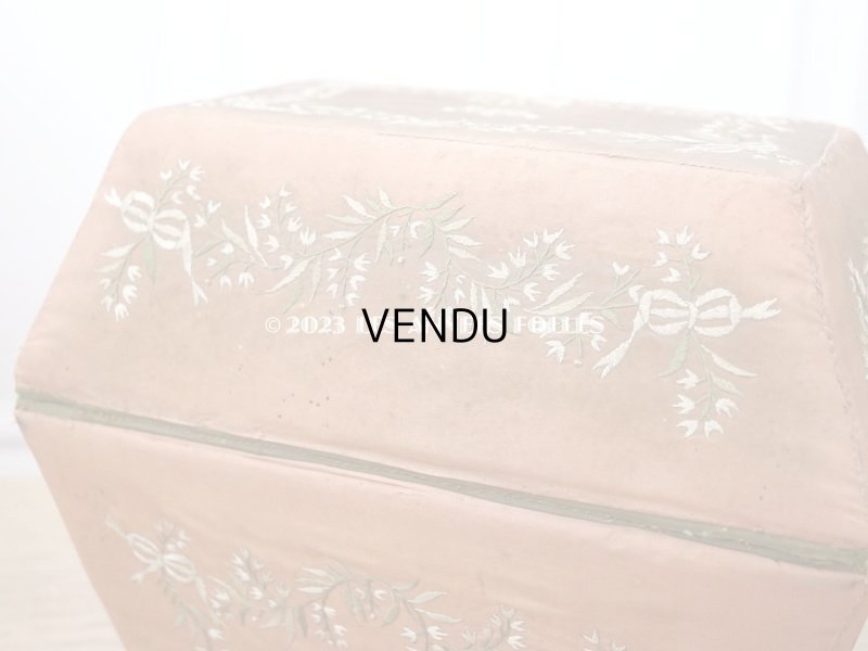 画像12: 19世紀初頭 アンティーク シルク製ボックス 王冠紋章&鈴蘭とリボンのガーランドの刺繍入り