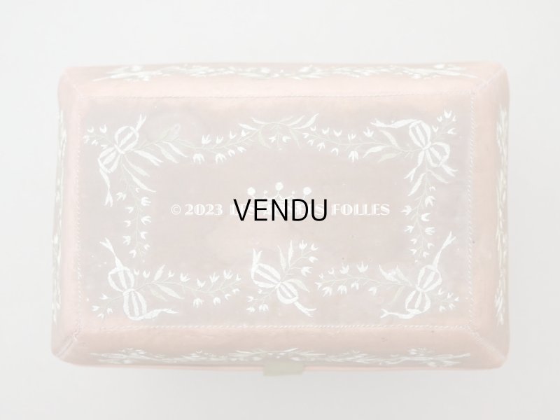 画像5: 19世紀初頭 アンティーク シルク製ボックス 王冠紋章&鈴蘭とリボンのガーランドの刺繍入り