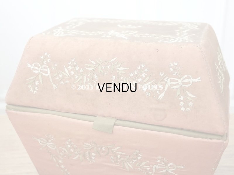 画像10: 19世紀初頭 アンティーク シルク製ボックス 王冠紋章&鈴蘭とリボンのガーランドの刺繍入り